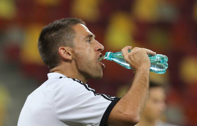 Sârbii de la Partizan s-au delectat înaintea meciului cu Steaua răsfoind reviste cu femei sexy. Ce frumuseți au în delegație! / VIDEO