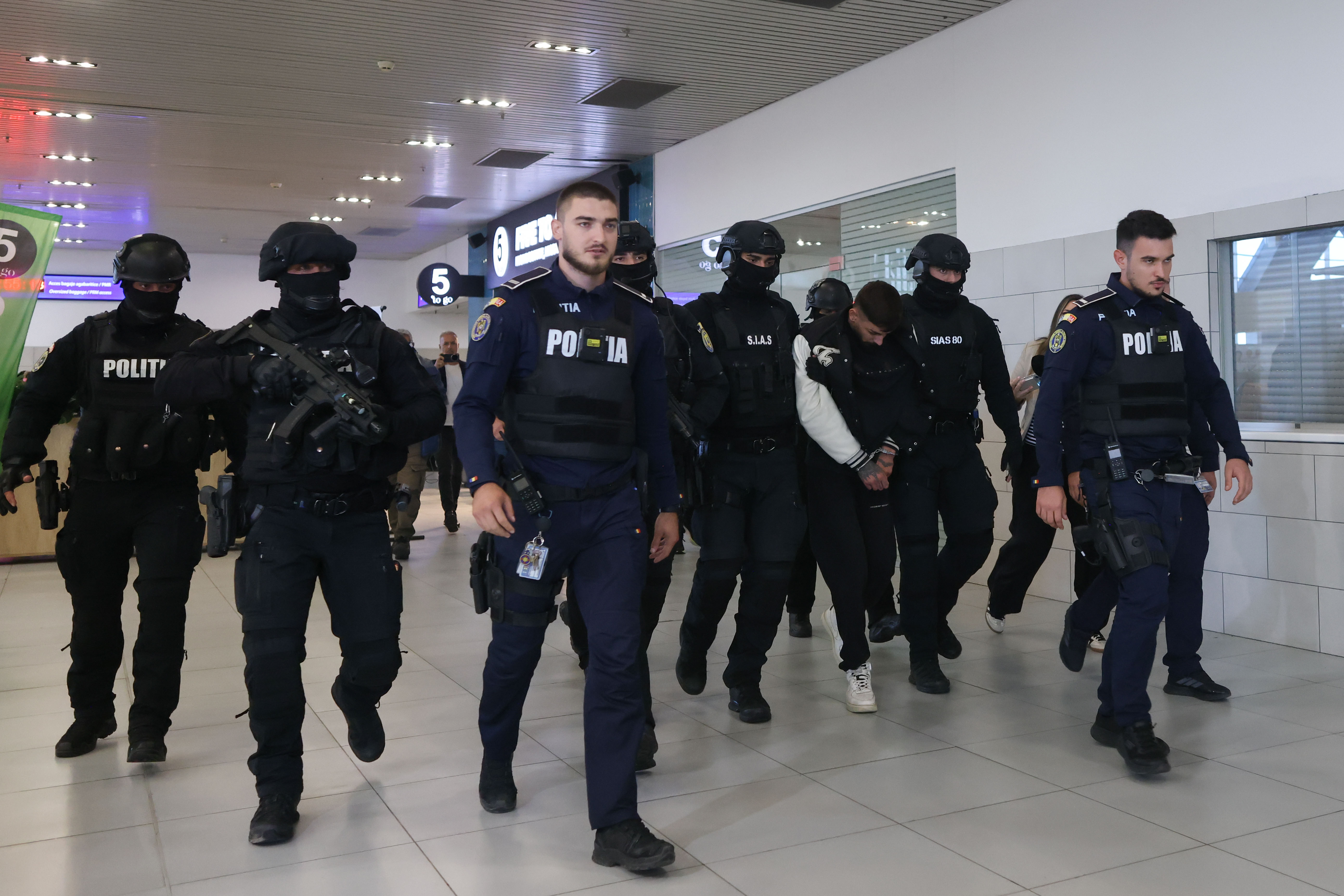 Primele imagini cu Vlad Baltateanu, suspectul în cazul crimei din Vâlcea. Bărbatul de 30 de ani a ajuns în mâinile polițiștilor români