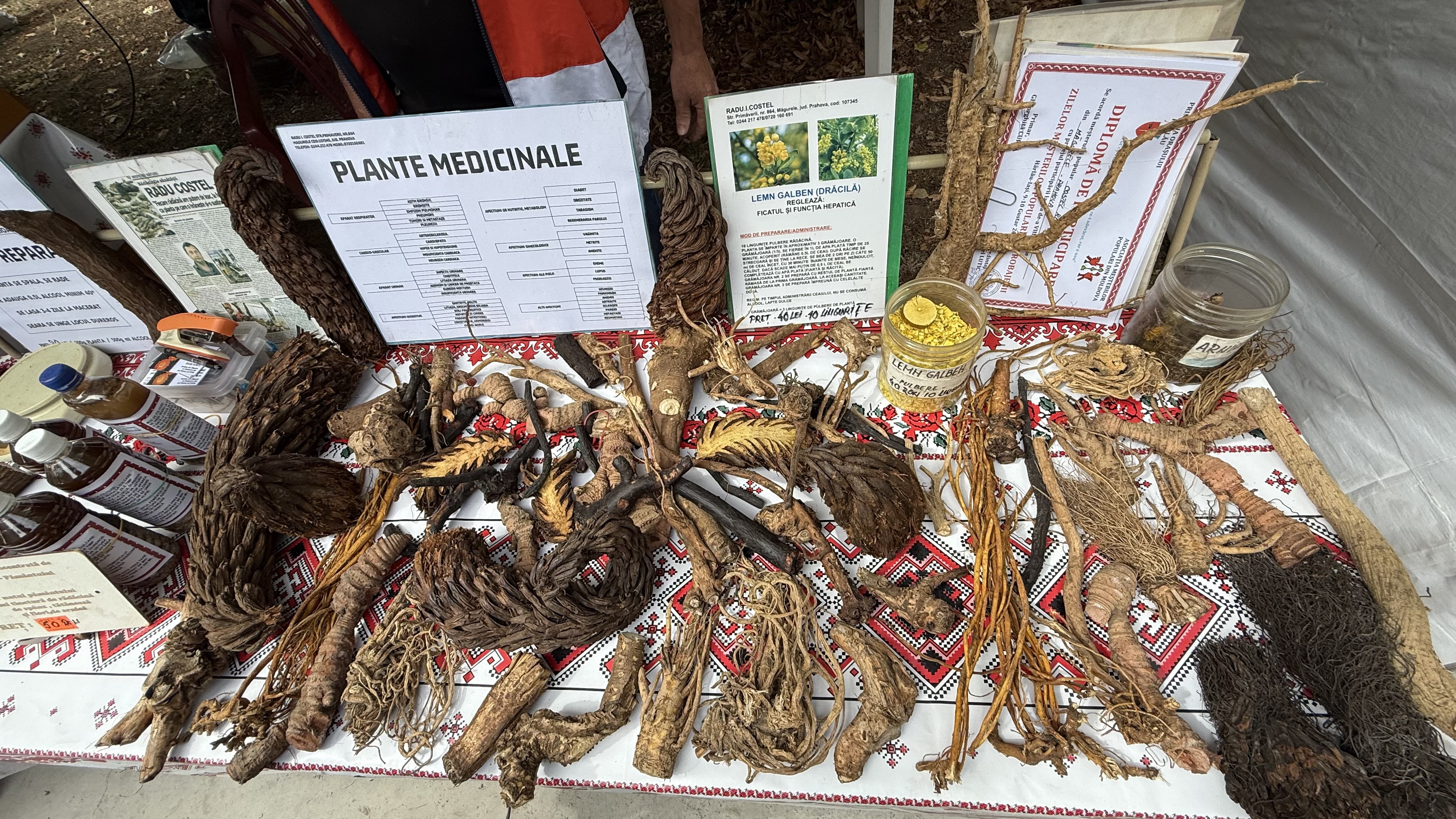 „O să ardă, dar nu vă speriați”. Printre rădăcini și plante medicinale, un prahovean duce mai departe secretele naturii, vindecând suferințe cu leacuri miraculoase