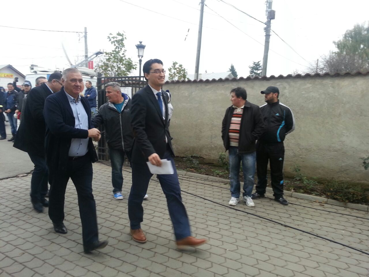 GALERIE FOTO / Tricolorii au fost ÎNCOLONAŢI şi duşi la secţia de votare