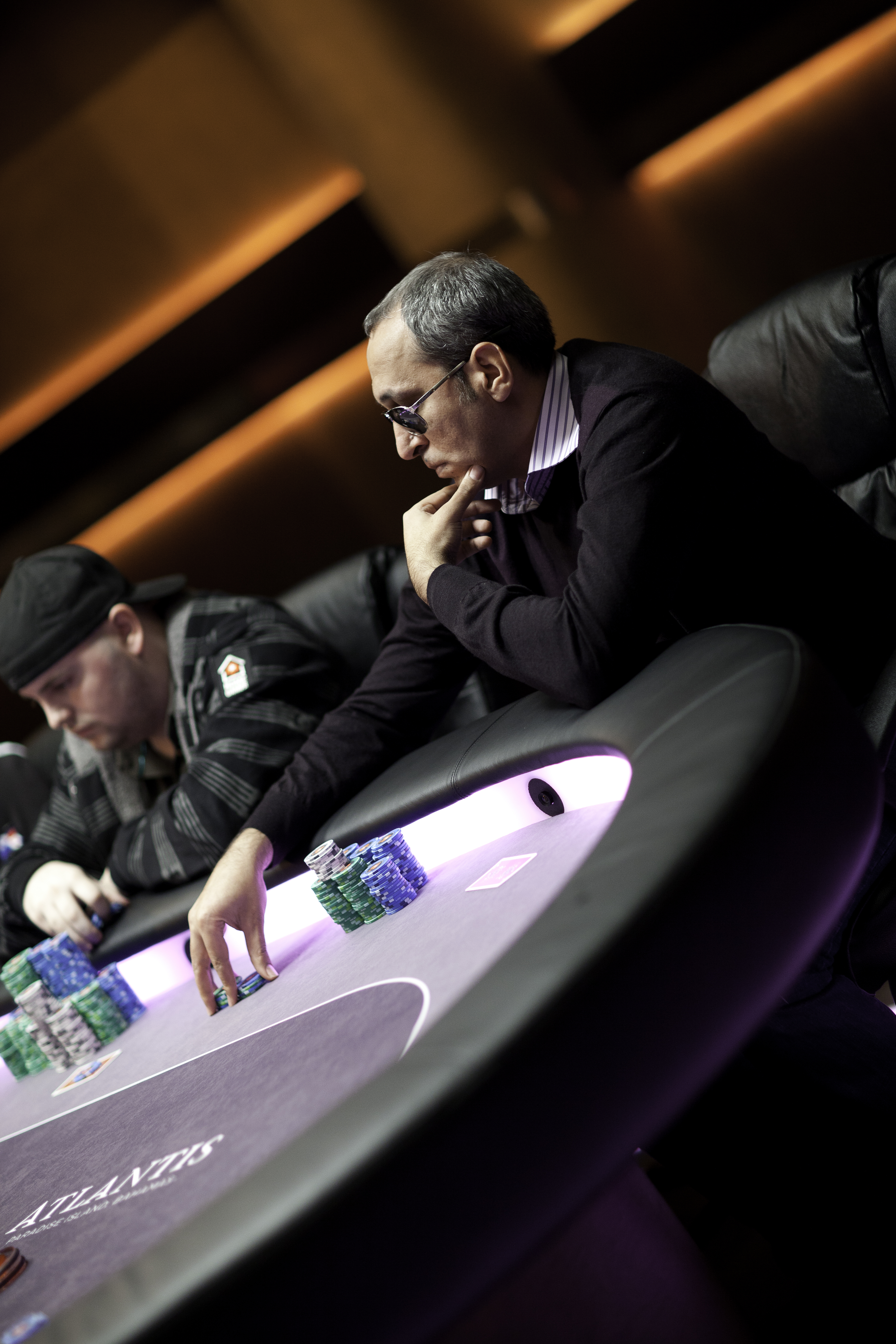 Ce s-a ales de omul care l-a învățat poker pe Pițurcă și ce s-a întâmplat după ce a câștigat un premiu de 1.350.000 $. ^Fratele lui făcea parte din gruparea Tarzan, care trafica prostituate, și e la pușcărie! Povești cu Piți de la jocurile de noroc
