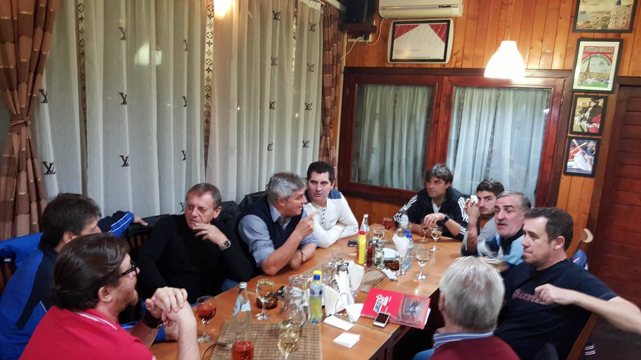 ”Au ciocnit un pahar, mă rog, mai multe (!), Viorel Kraus, Ion Goanță, "Bimbo" Paraschiv, Ion Manu, Bratu Pârvu, Leontin Toader, Ștefan Popa, Ilie Balaci, Costin Manea și...subsemnatul!”. Balaci, la party / VIDEO