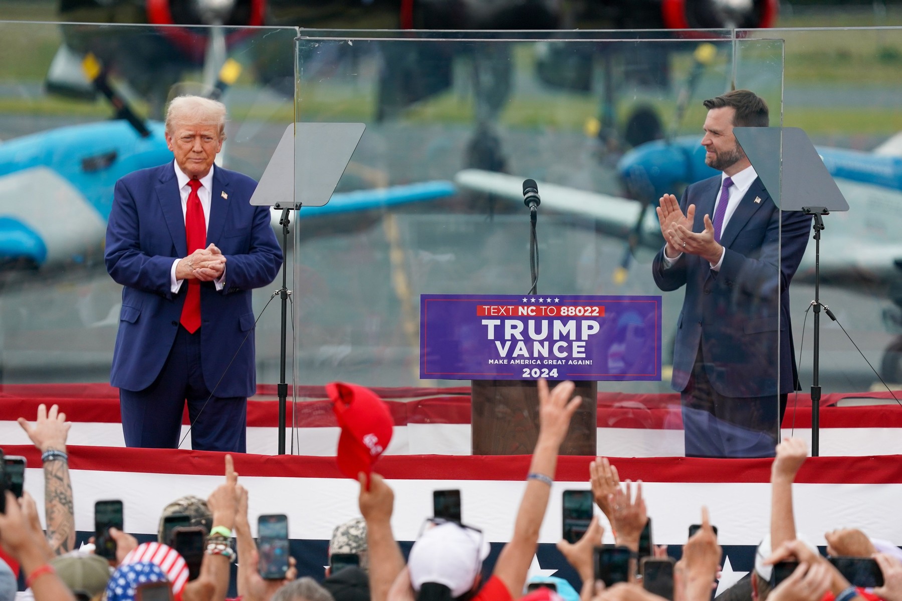 Donald Trump a ținut primul miting în aer liber după tentativa de asasinat. A vorbit înconjurat de panouri de sticlă antiglonț