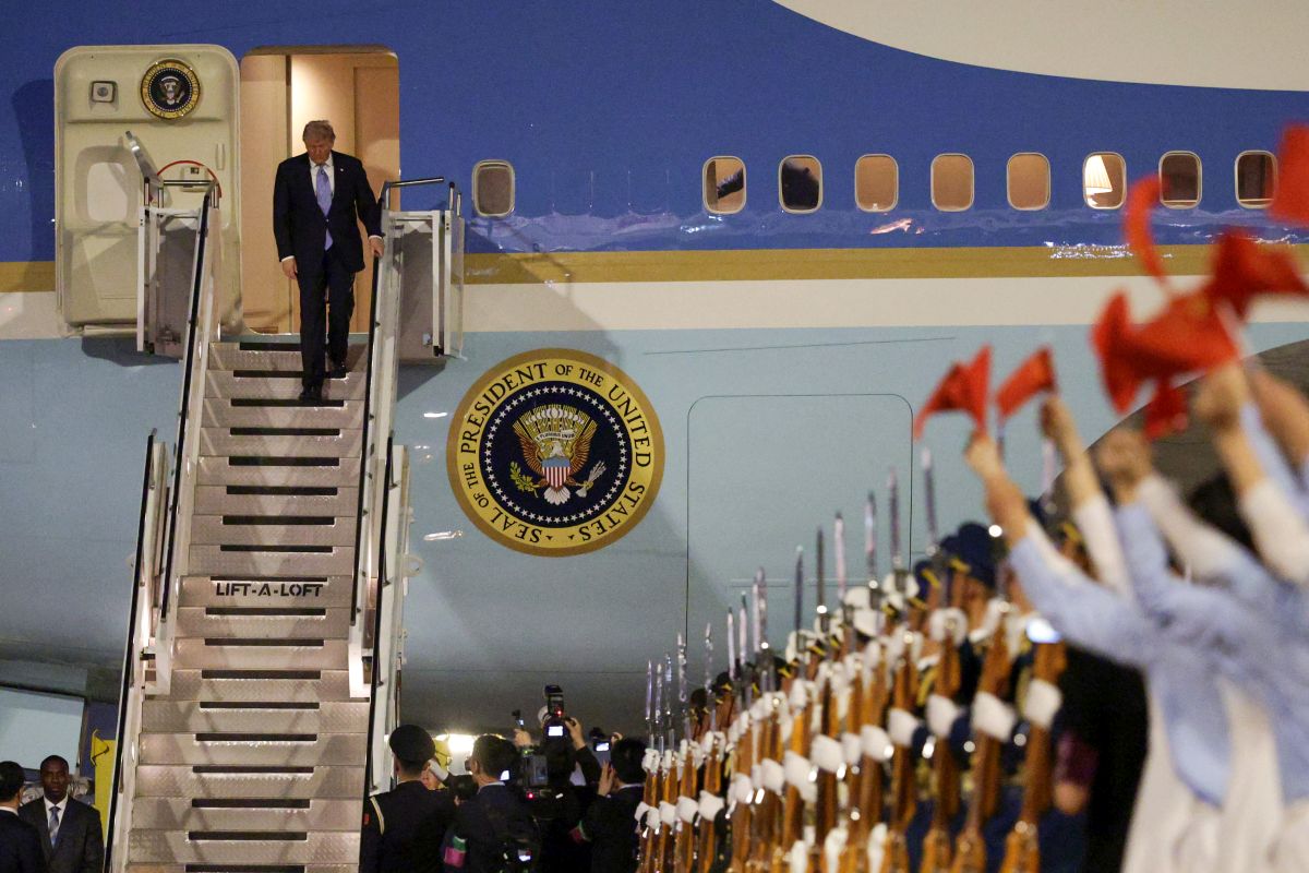 Donald Trump a ajuns în China pentru întâlnirea cu Xi Jinping: imagini de la primirea liderului american