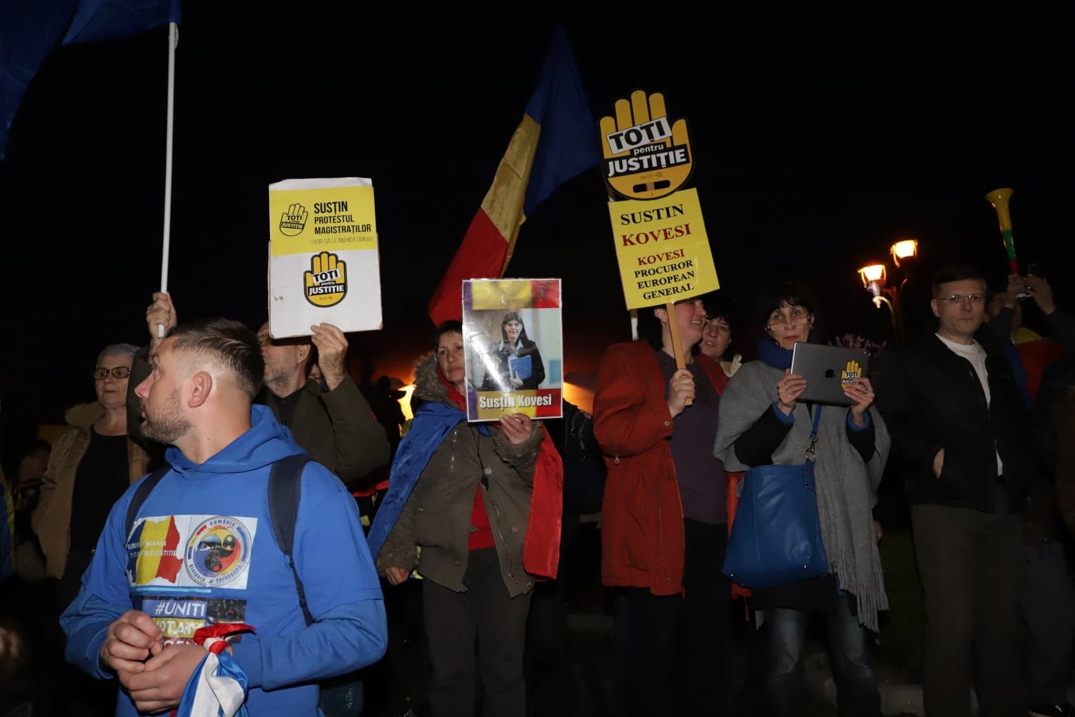 FOTO&VIDEO/ Sute de oameni au protestat sâmbătă seară în Piața Universității. Tudor Chirilă și regizorul Stere Gulea, printre protestatari