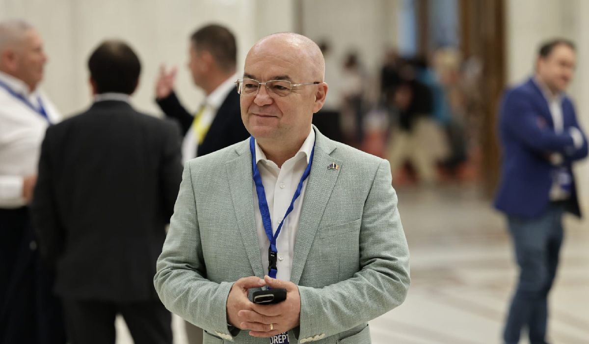 Imagini din grădina lui Emil Boc. Primarul din Cluj-Napoca a cules primele roșii cultivate de el: „O satisfacție pe care niciun magazin nu o poate oferi”
