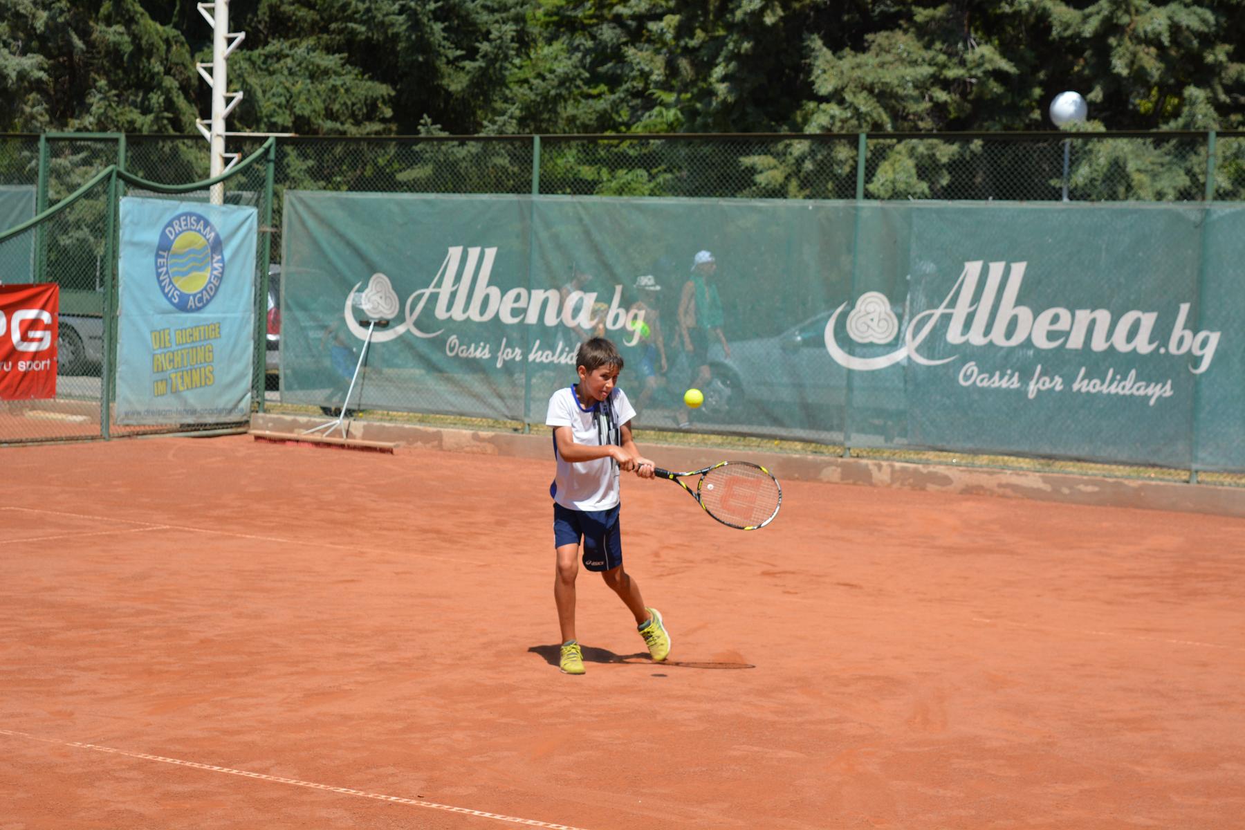 Turneele marca Tenis Partener și Tenis10 domină plaja de la Albena. Timp de 7 zile au loc probe de joc pentru pasionații de sportul alb mari și mici / GALERIE FOTO