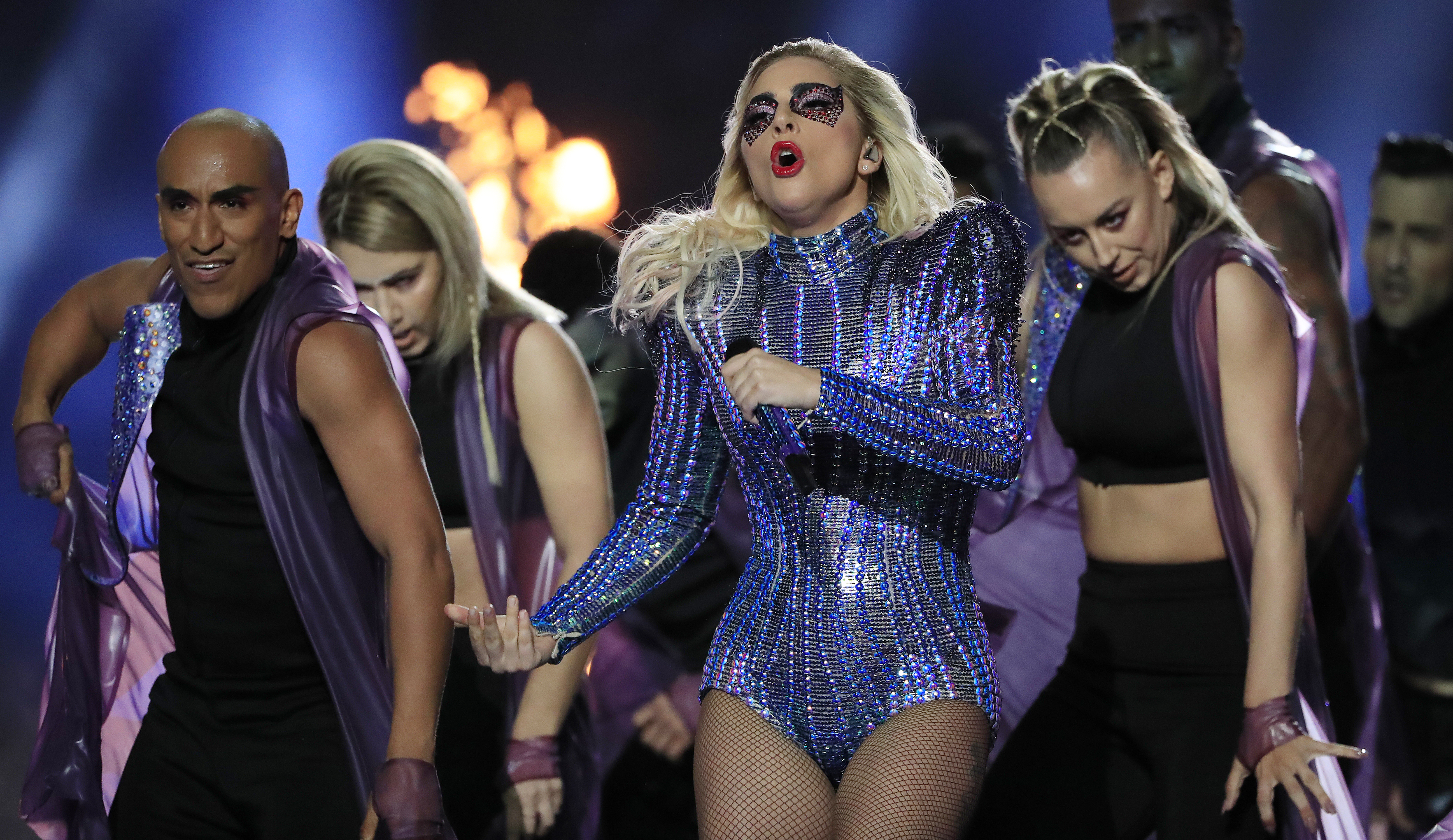 Lady Gaga a făcut spectacol în pauza Super Bowl | GALERIE FOTO