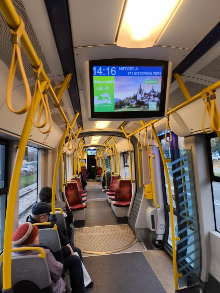 Locații turistice din România, promovate în Polonia. Reclamele sunt plasate în mijloacele de transport din Varșovia și Cracovia