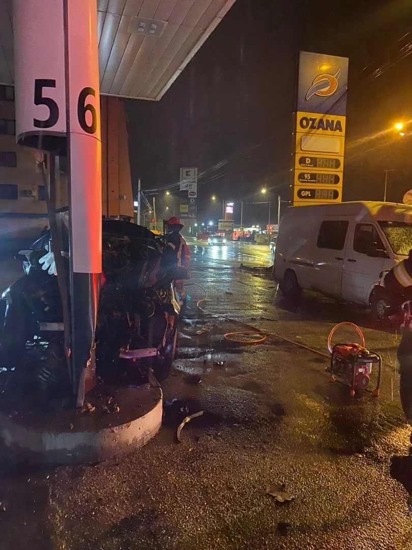 O șoferiță băută a intrat direct în pompa de benzină și a smuls-o de la locul ei, la Bistrița
