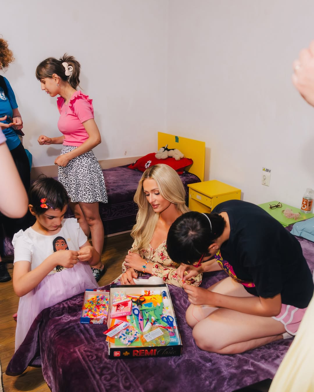 Paris Hilton a ajutat copiii nevoiași din Craiova. Primele declarații ale vedetei: „Am văzut cum arată speranța adevărată”