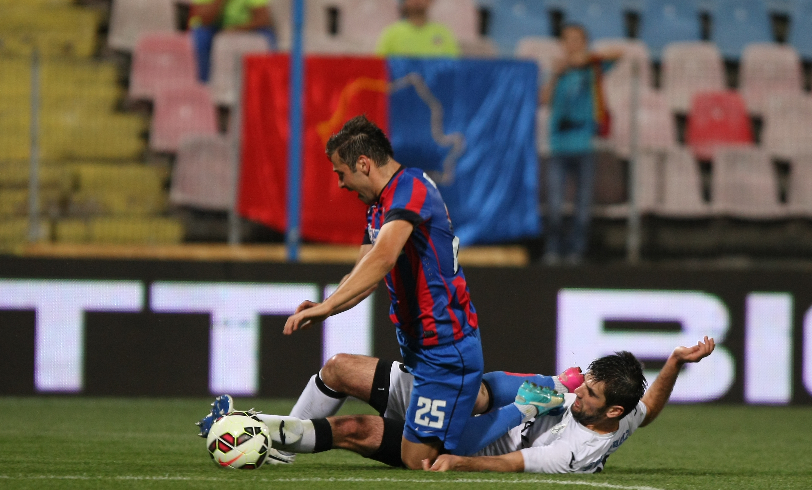 VIDEO & GALERIE FOTO/ Liga I: Steaua - Gaz Metan 3-1. ^ "Dublă" Keşeru. Sânmărtean a înscris  direct din corner. Steaua a urcat pe primul loc