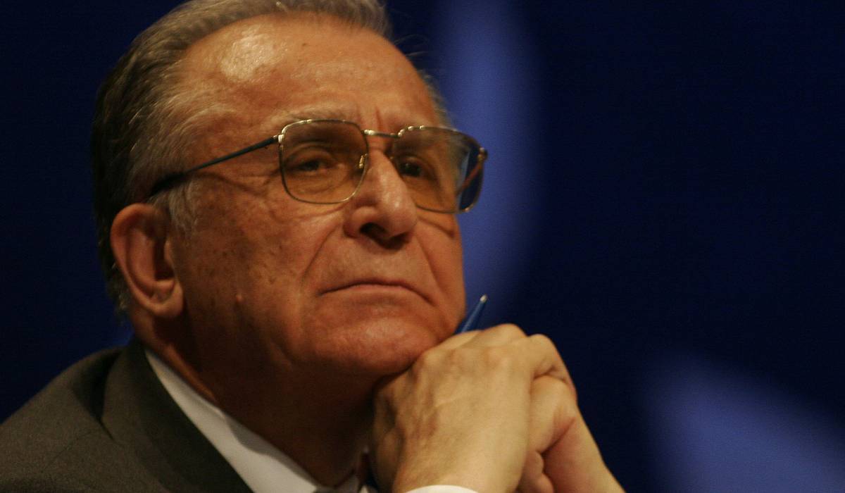 Ce conțineau pachetele date de pomană la înmormântarea lui Ion Iliescu. Zeci de persoane au participat la funeralii