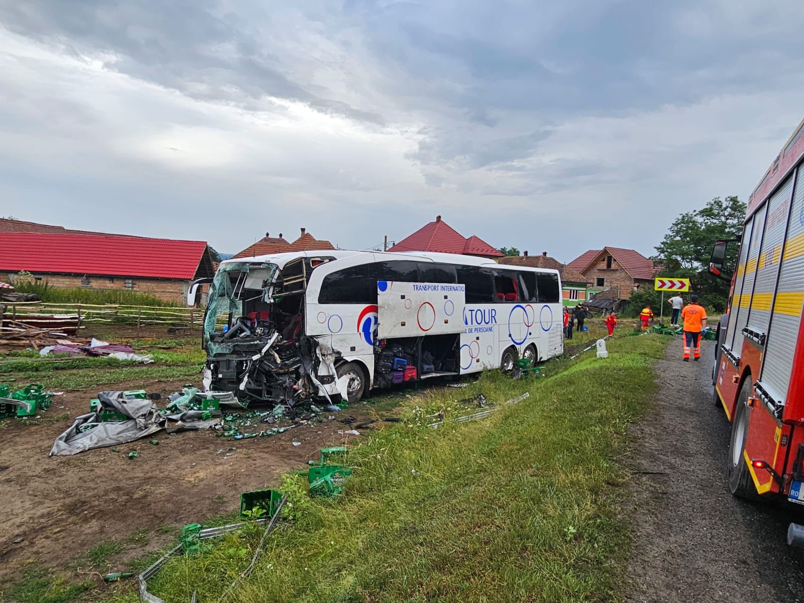 Un autocar cu 56 de persoane s-a ciocnit violent cu un autocamion plin cu bere, în județul Sibiu