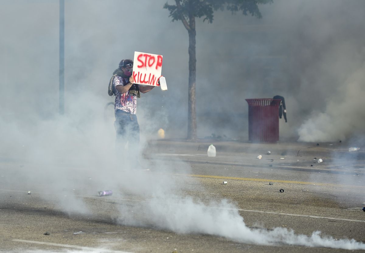 Proteste violente în SUA, după uciderea unui bărbat de culoare de către polițiștii din Minneapolis