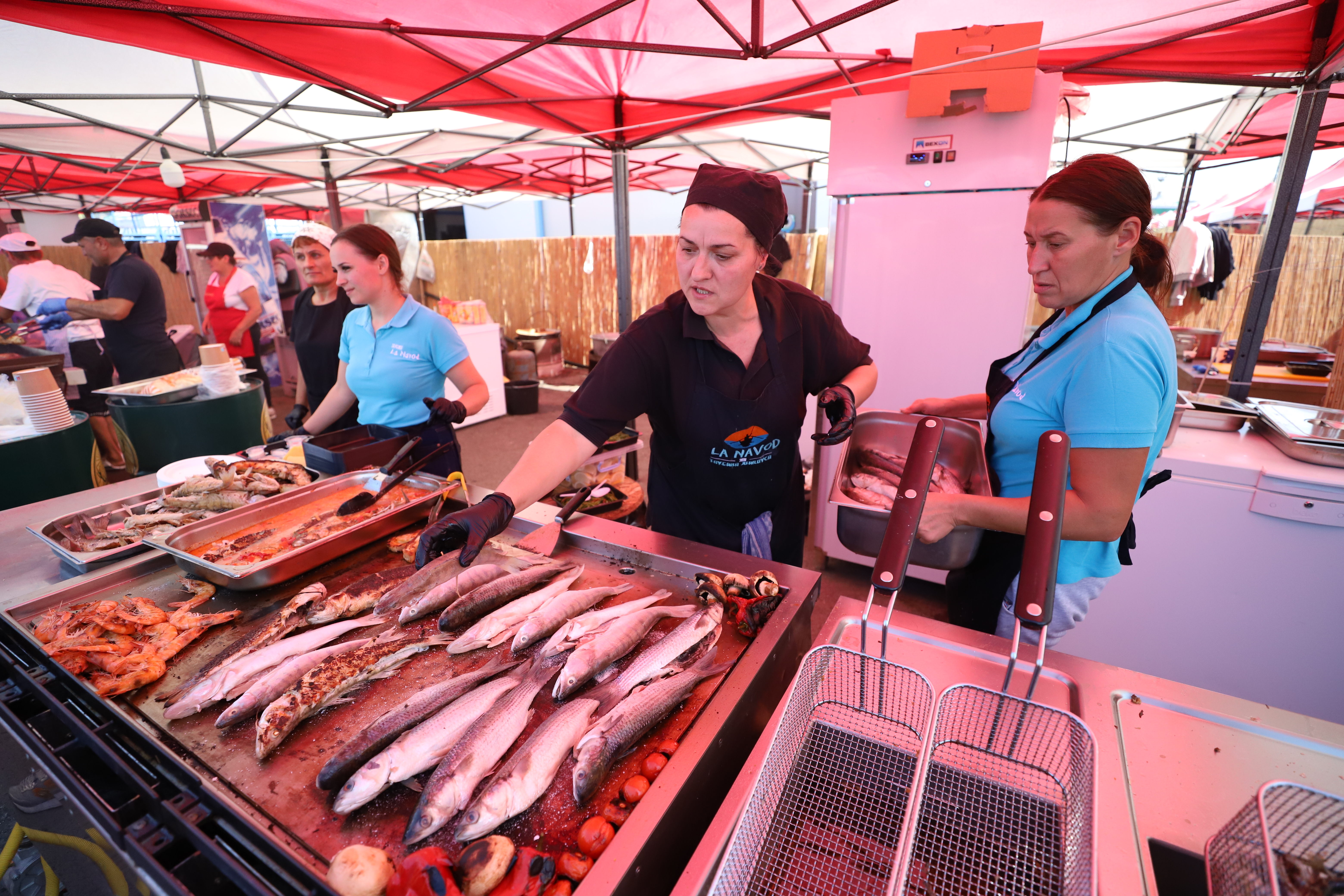 Secrete culinare de la Festivalul Borșului Lipovenesc din Jurilovca. Fără morcov, dar cu ardei și țicore de baltă: „Adevăratul gust îl dau oasele!” | FOTO REPORTAJ