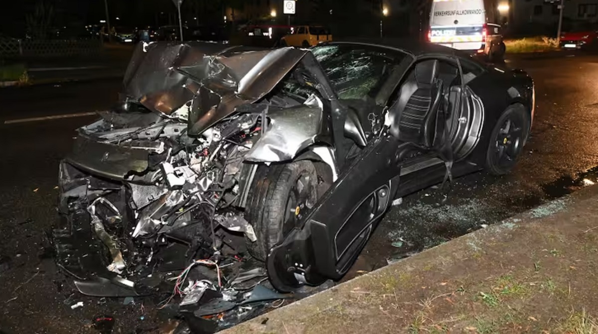 Un Ferrari California de curse, cu 460 CP, s-a făcut praf pe o stradă din Berlin, unde a lovit violent mai multe mașini parcate
