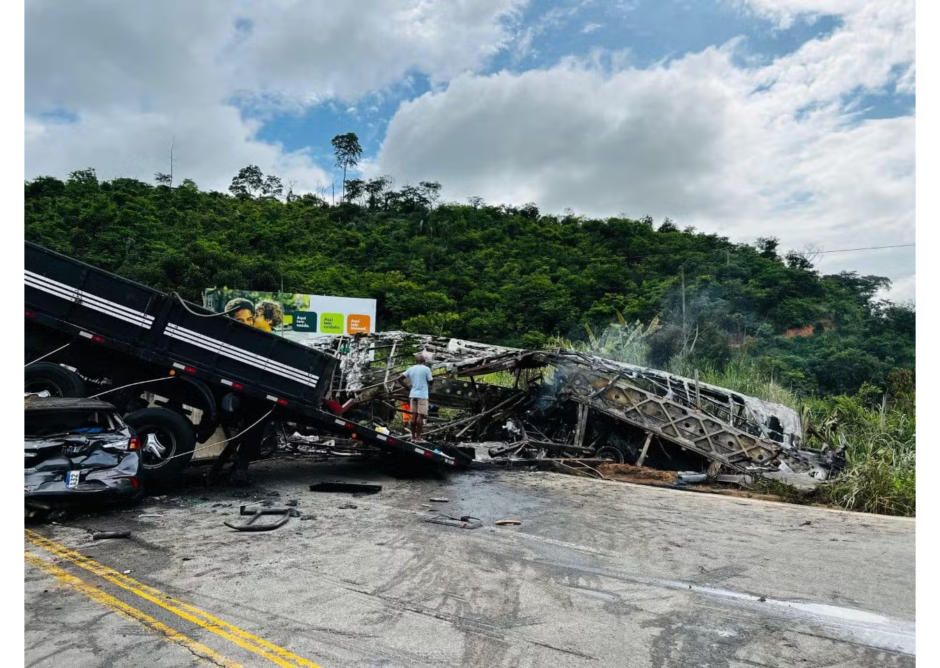 38 de oameni au murit într-un autocar peste care a căzut dintr-o basculantă un bloc de granit, pe o șosea din Brazilia