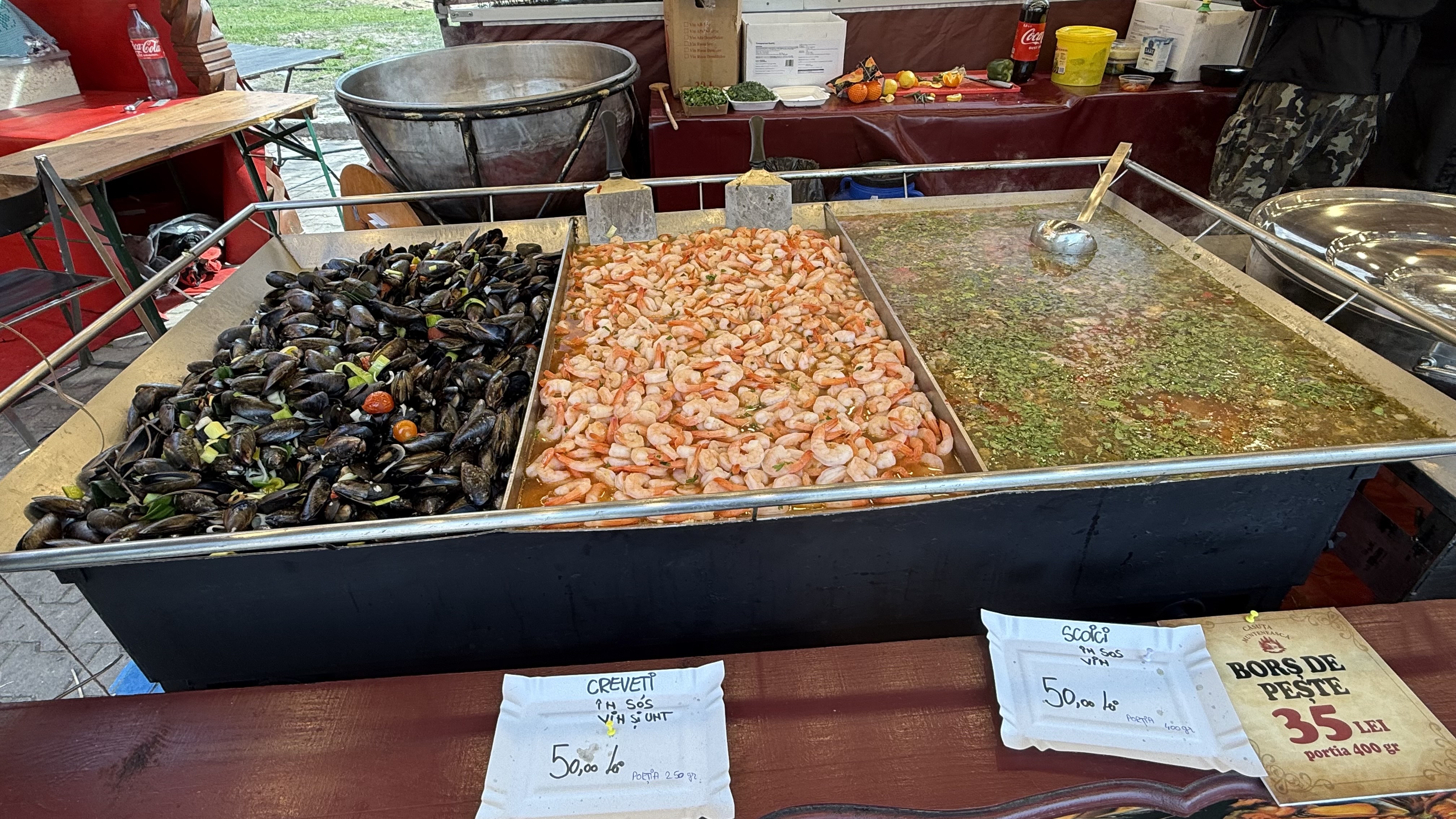 Cât costă o ciorbă pescărească lipovenească la Festivalul Pescăresc din București? O bucată de crap, cât un kilogram, în Obor