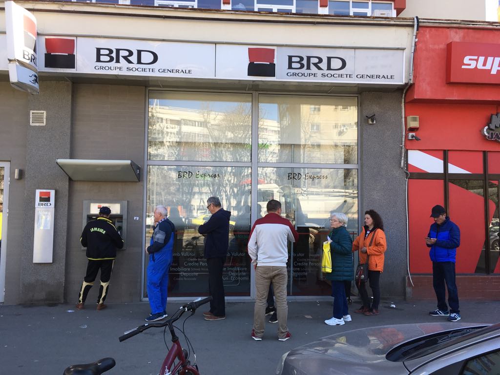 Bucureștenii au făcut cozi la bancomate în criză de coronavirus: „E al patrulea la care încerc”