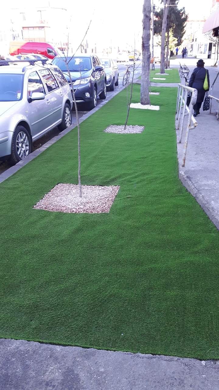 Primăria din Bacău a decorat străzile cu gazon... de plastic. Găselnița a revoltat locuitorii orașului