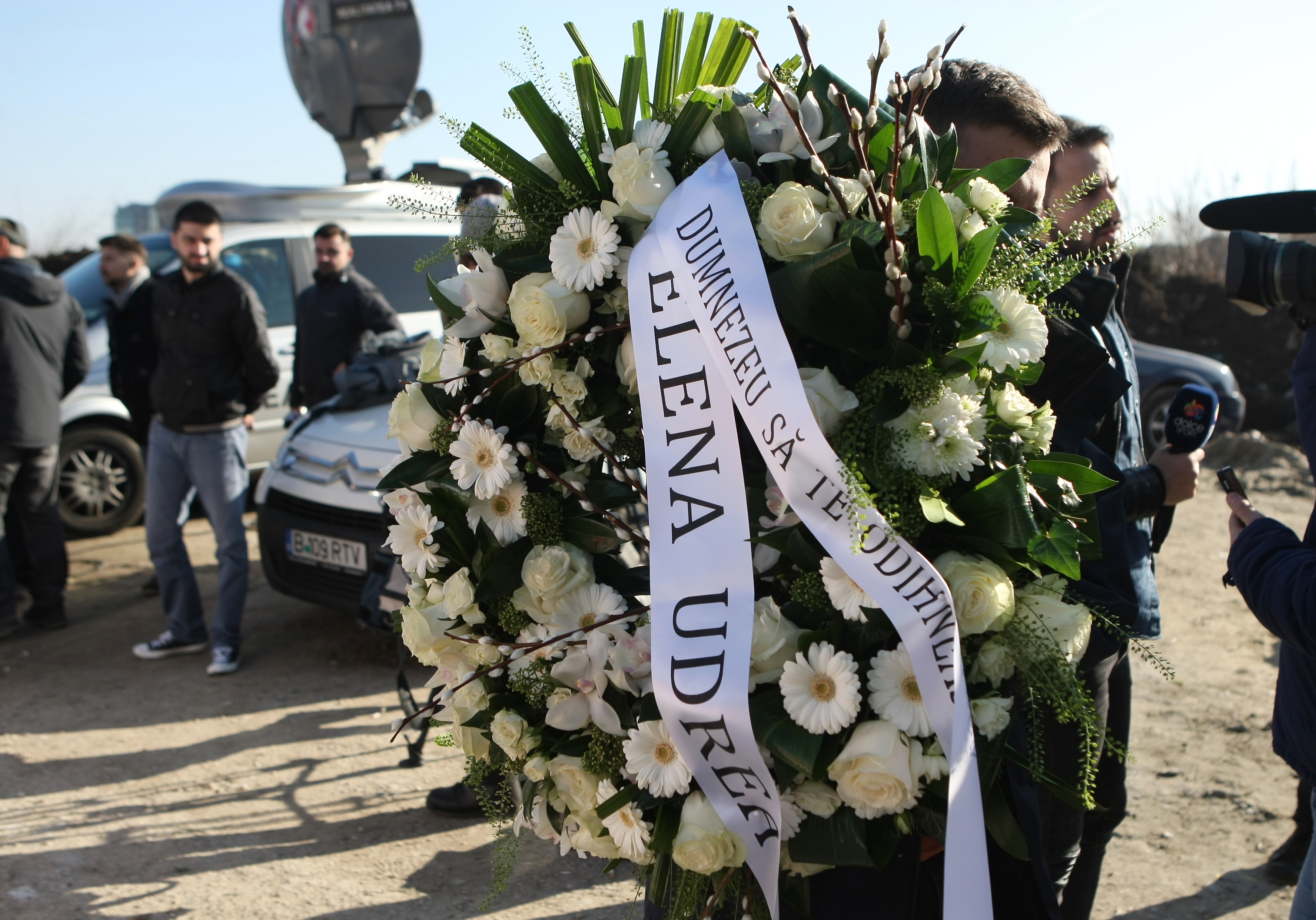 Daniel Prodan a fost înmormântat, azi, la cimitirul Sf. Ilie din Voluntari. Promisiune în lacrimi făcută de Gică Popescu: ”Îți vom îndeplini visul” | GALERIE FOTO