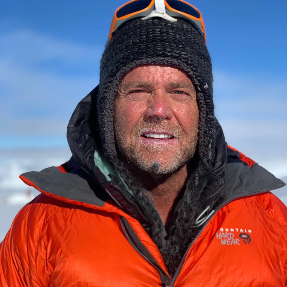 Un alpinist amator din Statele Unite a murit pe creasta Everestului în timp ce făcea poze de pe cel mai înalt vârf din lume
