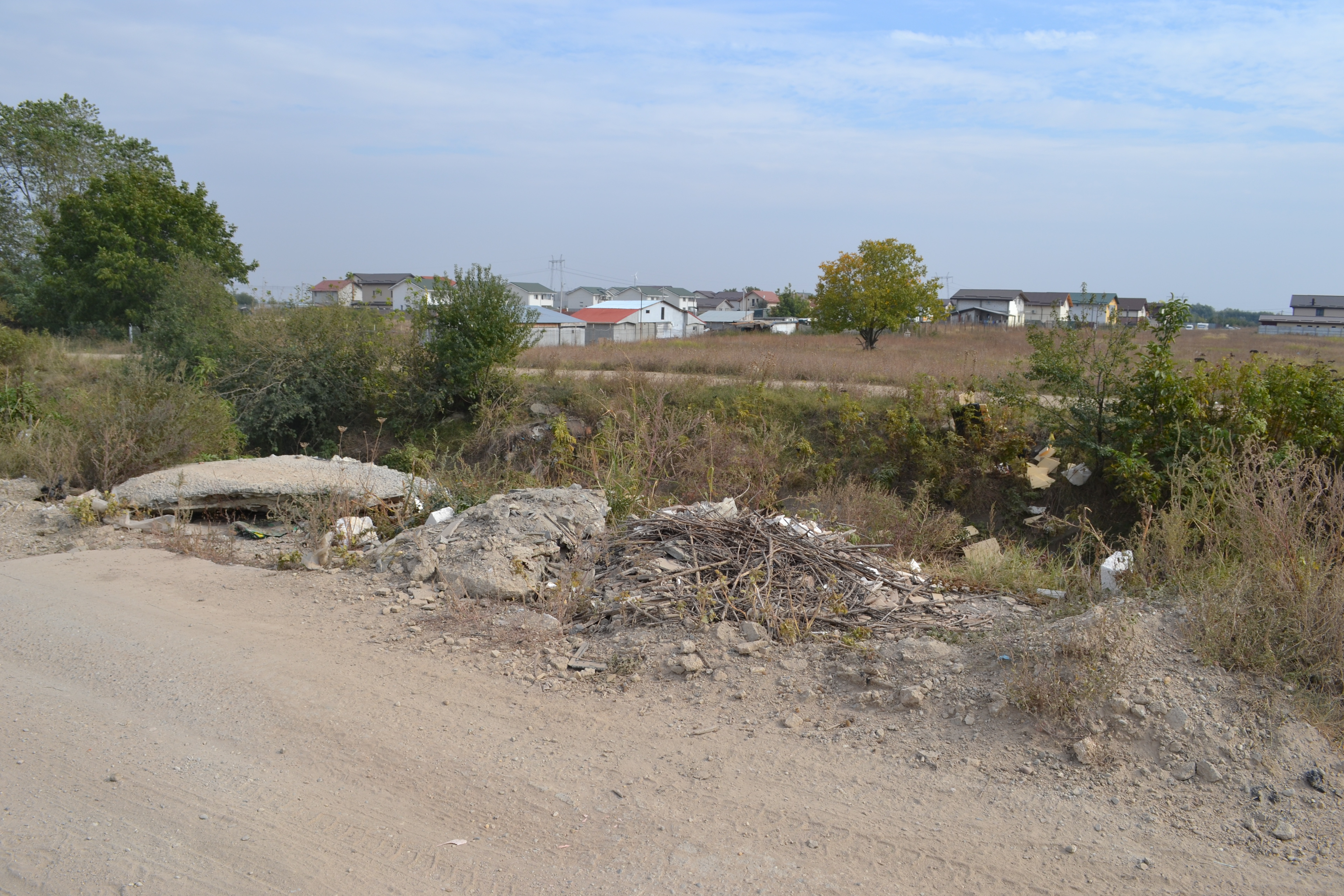 VIDEO | Canalul de irigații de lângă București e înfundat cu tone de gunoi. Autoritățile nu găsesc nici soluțiile, nici vinovații, dar vor să monteze camere de supraveghere!