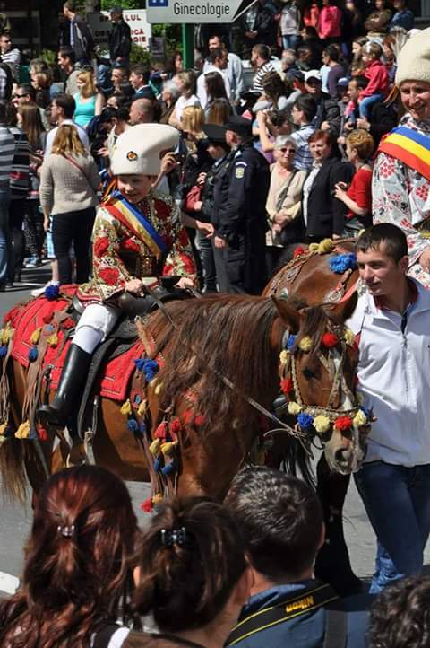 Mii de oameni au asistat la Parada Junilor la Brașov | GALERIE FOTO