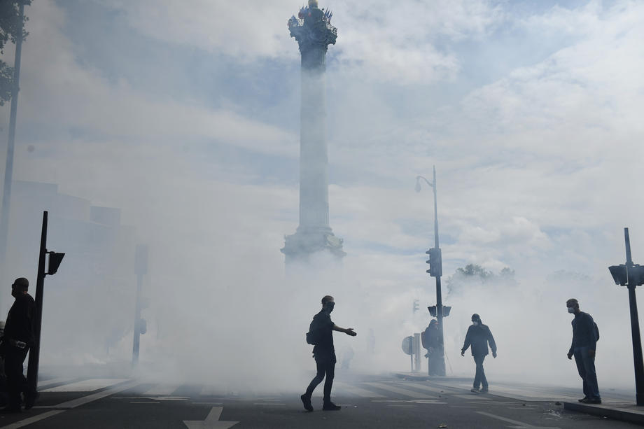 Violențe la Paris chiar de Ziua Franței. Poliția a folosit gaze lacrimogene împotriva manifestanților