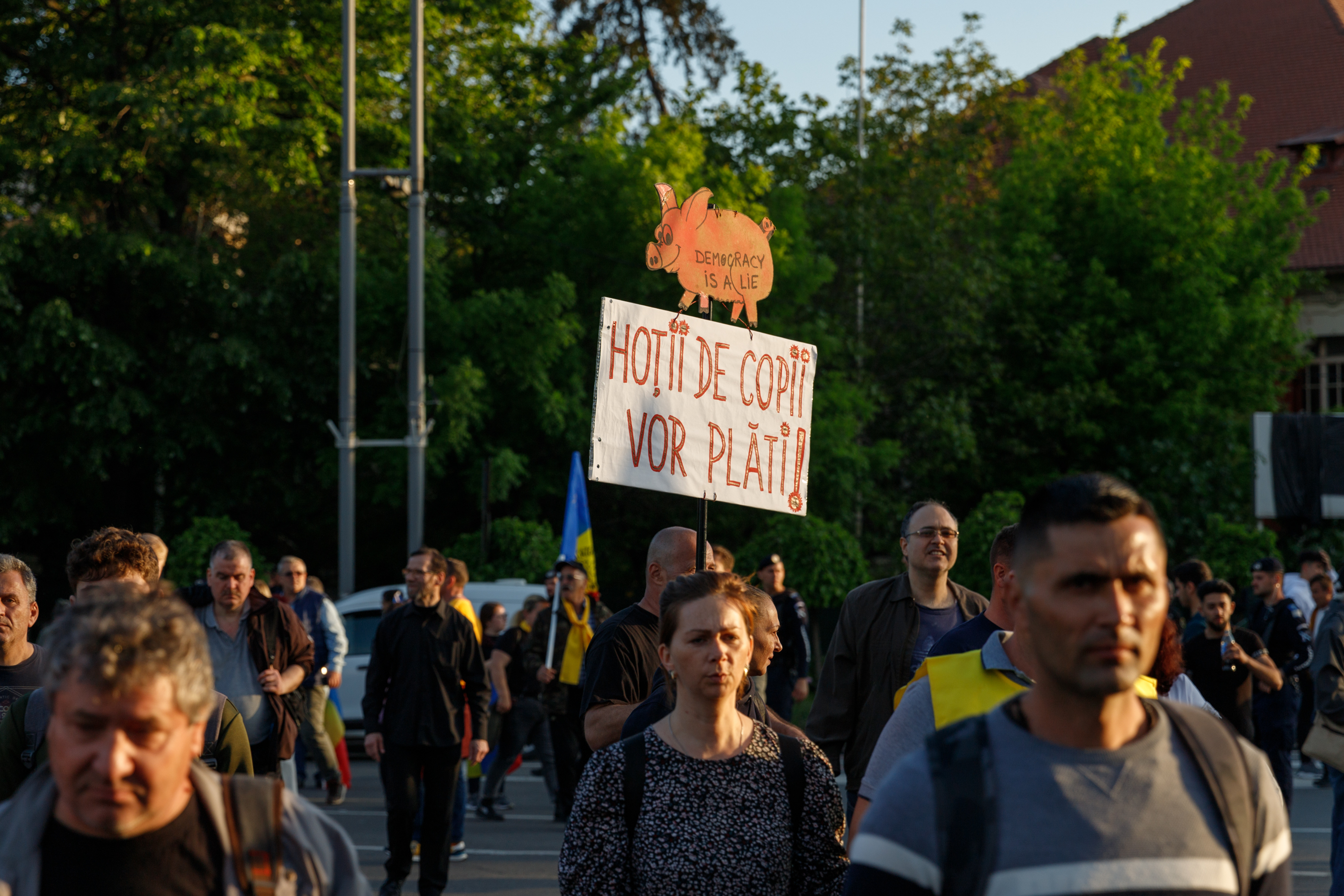 REPORTAJ. Am mers patru ore alături de protestatarii AUR. Ce i-a motivat să vină de la sute de km distanță la chemarea singurului lider de partid din România care e pomenit de susținători pe numele mic: „George”