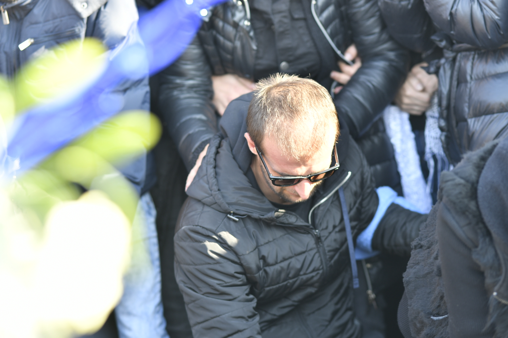 GALERIE FOTO / Mama lui Ilie Balaci a leșinat la înmormântarea fiului său