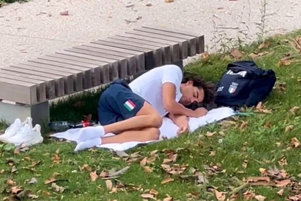 „Zeul frumuseții” la Paris, campionul olimpic Thomas Ceccon, filmat când doarme în parc, pentru că e prea cald în camerele din Satul Olimpic