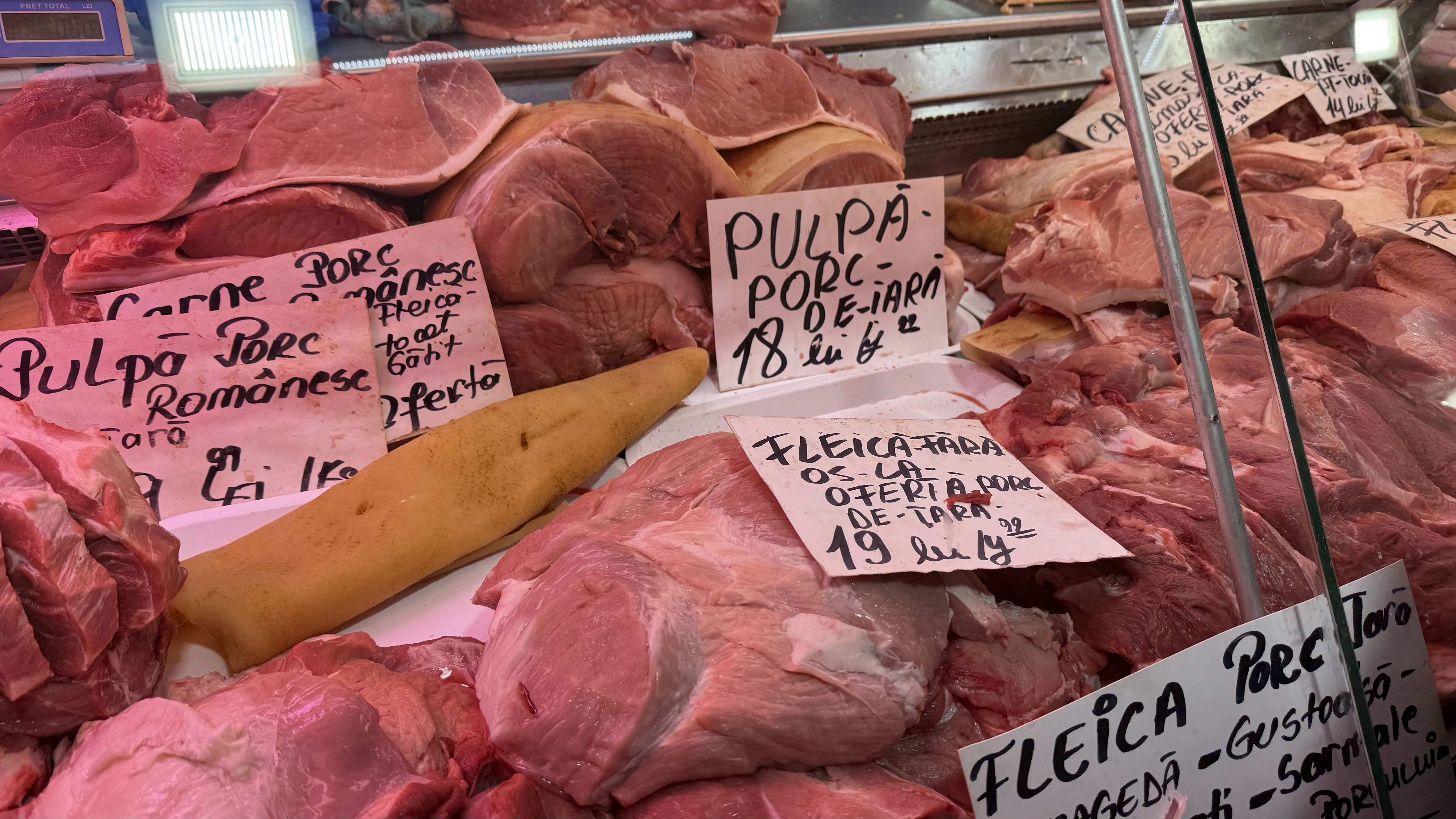 A început bătălia pentru carnea de porc. Reportaj în hala Obor: cât ne costă preparatele pentru sarmale și tobă?
