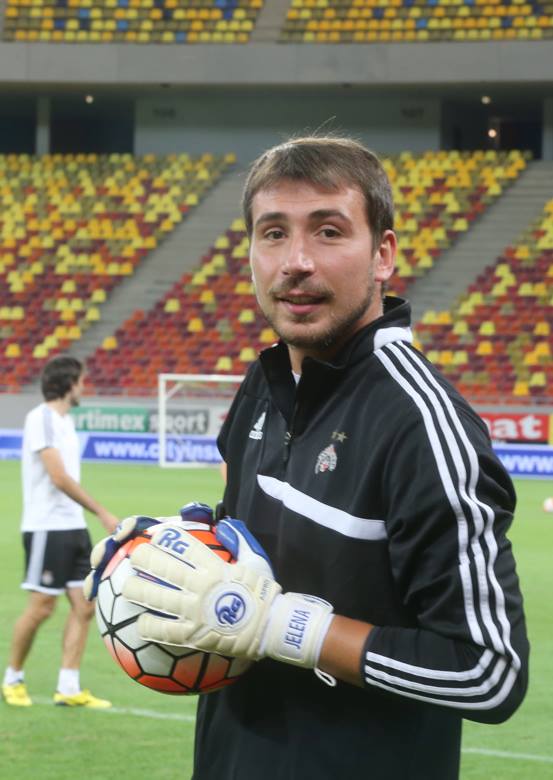 Sârbii de la Partizan s-au delectat înaintea meciului cu Steaua răsfoind reviste cu femei sexy. Ce frumuseți au în delegație! / VIDEO