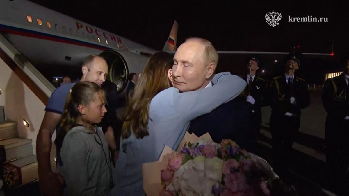 Un asasin, o familie de spioni și copiii lor și un infractor informatic, printre rușii eliberați de Occident. Putin i-a așteptat cu garda de onoare