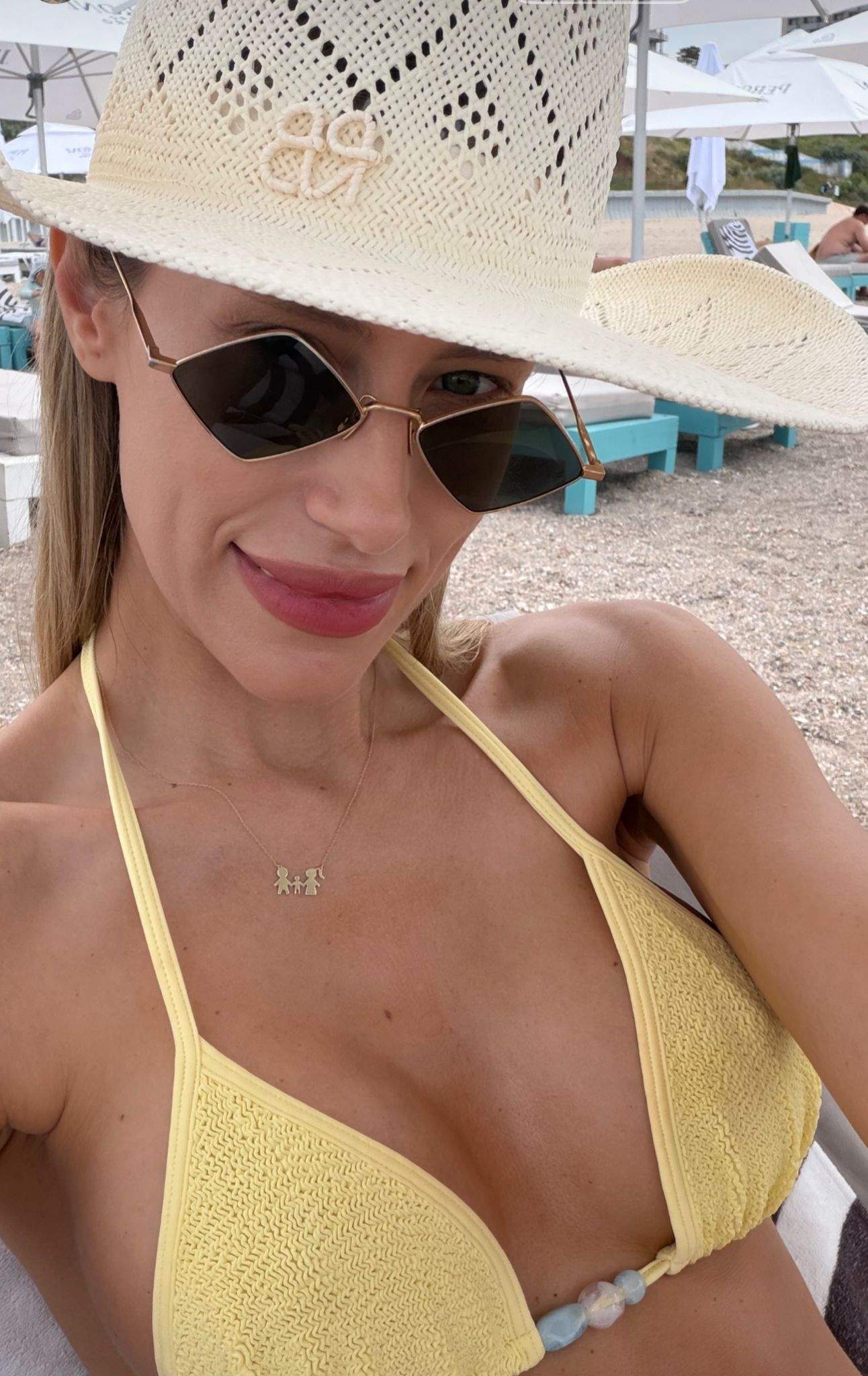 Imagini cu soția lui Dani Oțil în costum de baie. Gabriela Prisăcariu și-a păstrat silueta de fotomodel