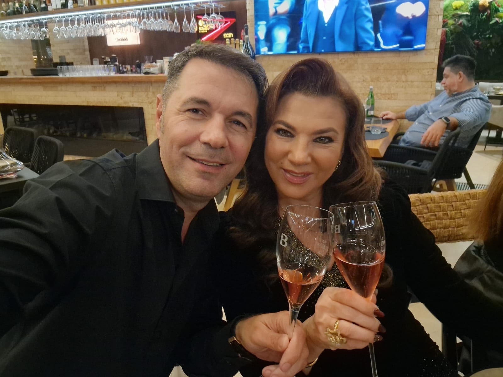 Mihaela Borcea a fost cerută în căsătorie. Imagini cu momentul special: „Un bărbat deosebit, care m-a învățat să iubesc din nou”