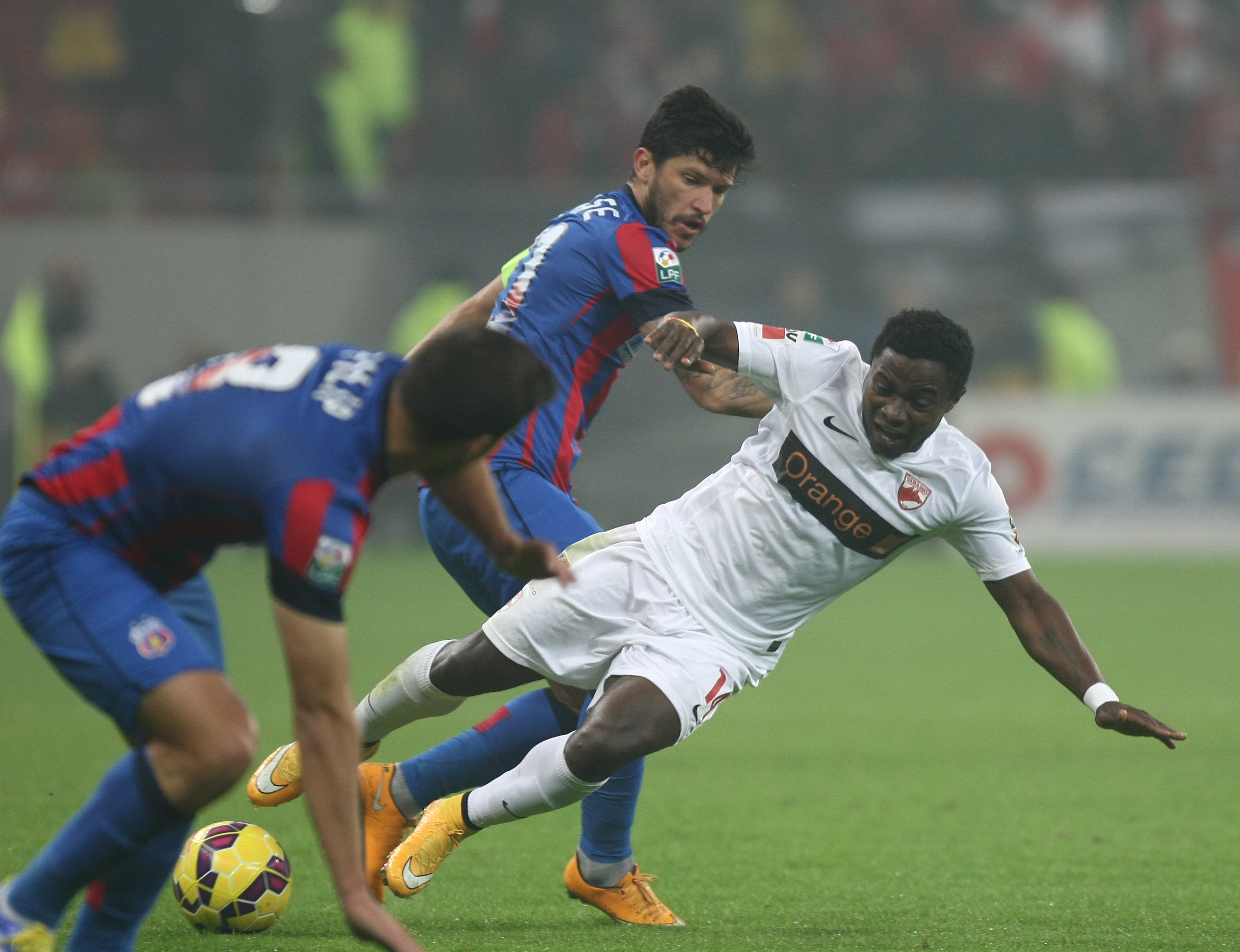 GALERIE FOTO&VIDEO/ DERBY-UL ROMÂNIEI, STEAUA - DINAMO 3-0. ^ Echipa din Ghencea i-a speriat pe ”câini” de Halloween! Szukala, Papp și Keșeru au înscris pentru roș-albaștri. Arlauskis și Bărboianu, loviți de petardele aruncate de suporteri. Băiatul lui Florentin Petre a debutat la Dinamo