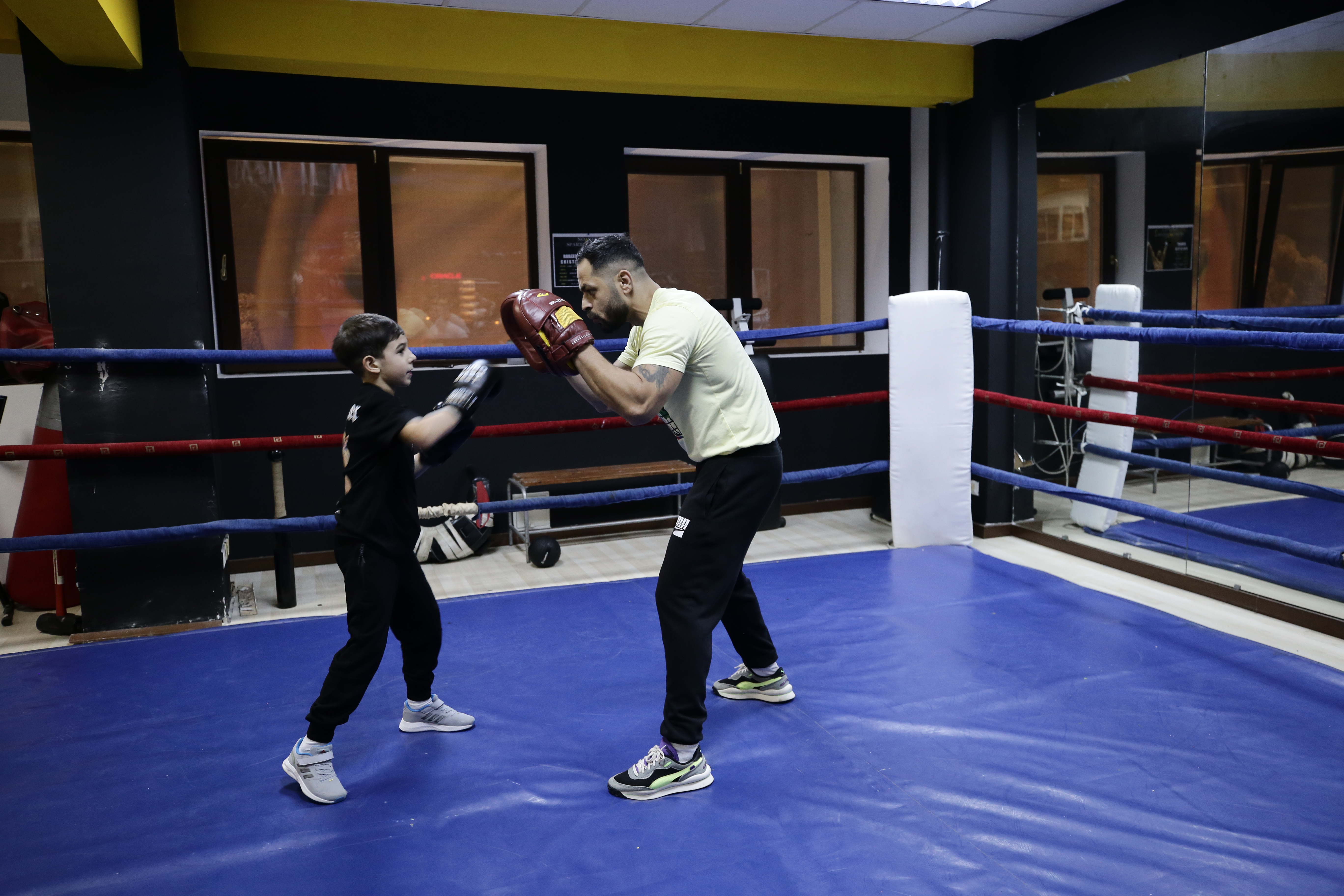 Fight Club de Pipera! Într-o sală din nordul Capitalei, un fost boxer învață mai mulți copii să devină campioni, iar pe corporatiști - să se apere: „Aici ei sunt familia mea”