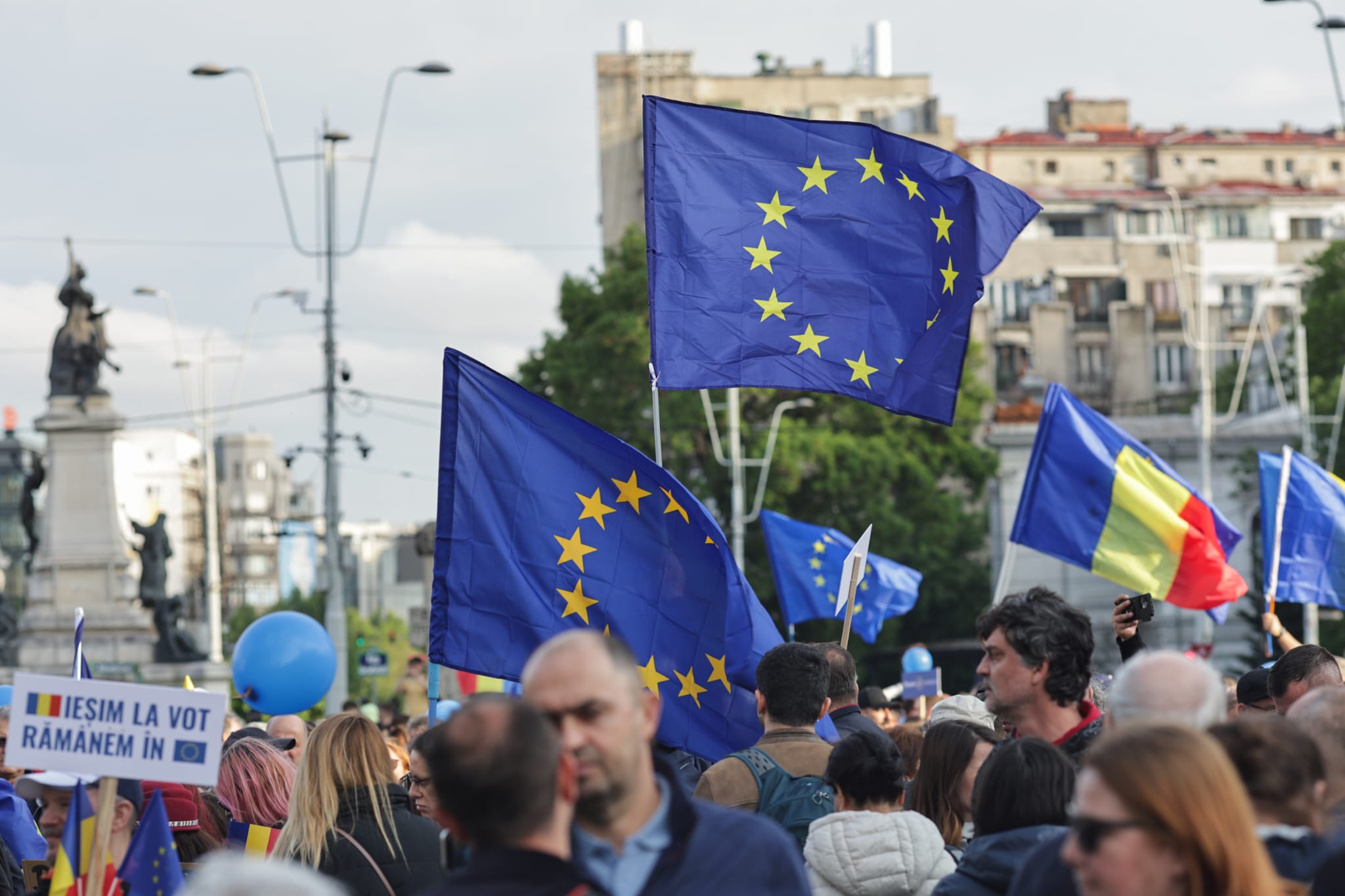 Miting pro Europa în București de Ziua Europei pentru susținerea apartenenţei la UE. Lumea a cântat „Imnul golanilor” și „Insieme”. Câți oameni au fost