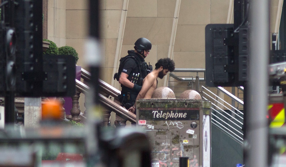 VIDEO | Atac sângeros în Glasgow. Un bărbat a înjunghiat mai multe persoane, înainte să fie împușcat de Poliție