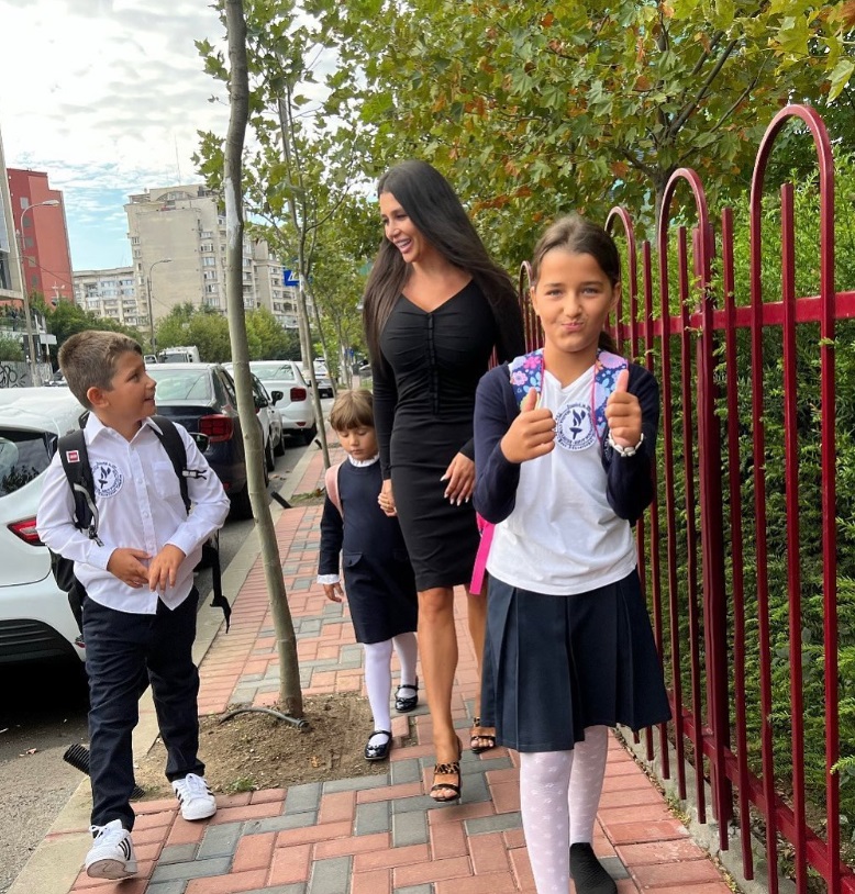 Imaginea cu Traian Băsescu îmbrățișat de nepoți de ziua lui de naștere. A împlinit 74 de ani și a sărbătorit în familie