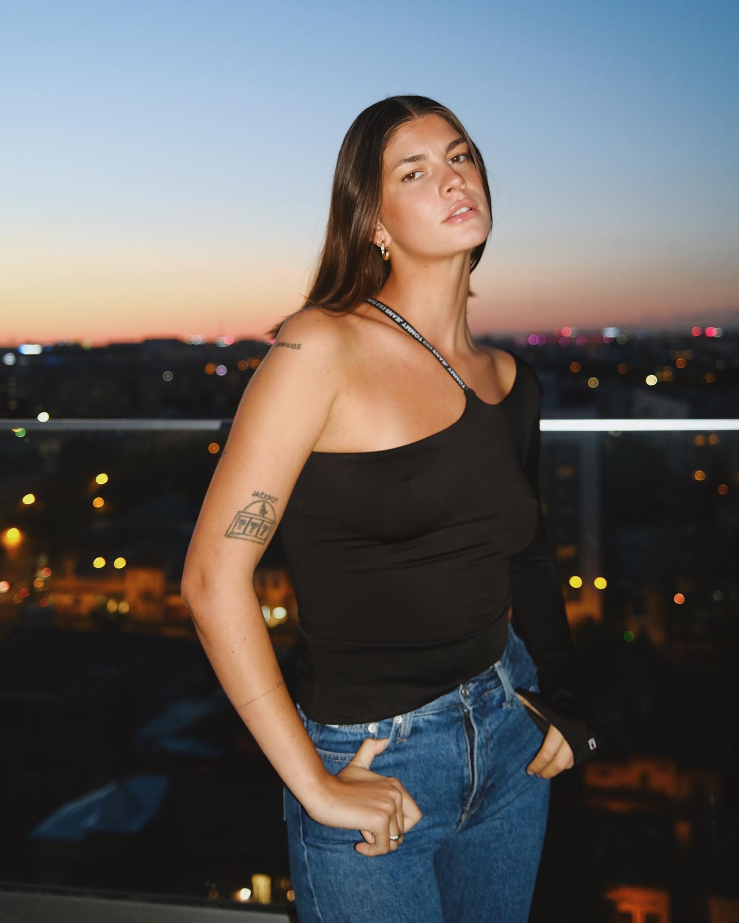Laura Giurcanu și Aris Eram, primele declarații după ce au fost surprinși sărutându-se. „Ești un om foarte bun, care mă face să mă simt bine”