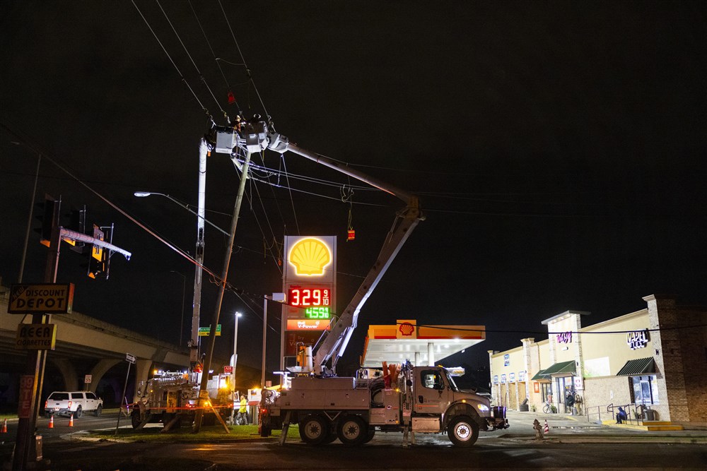 Șase state din SUA au rămas fără curent electric, după ce au fost lovite de tornade și de o furtună violentă