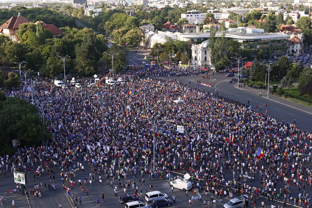 LIVE TEXT/ Mitingul diasporei, în Piața Victoriei. Război total între jandarmi și huligani (FOTO&VIDEO)