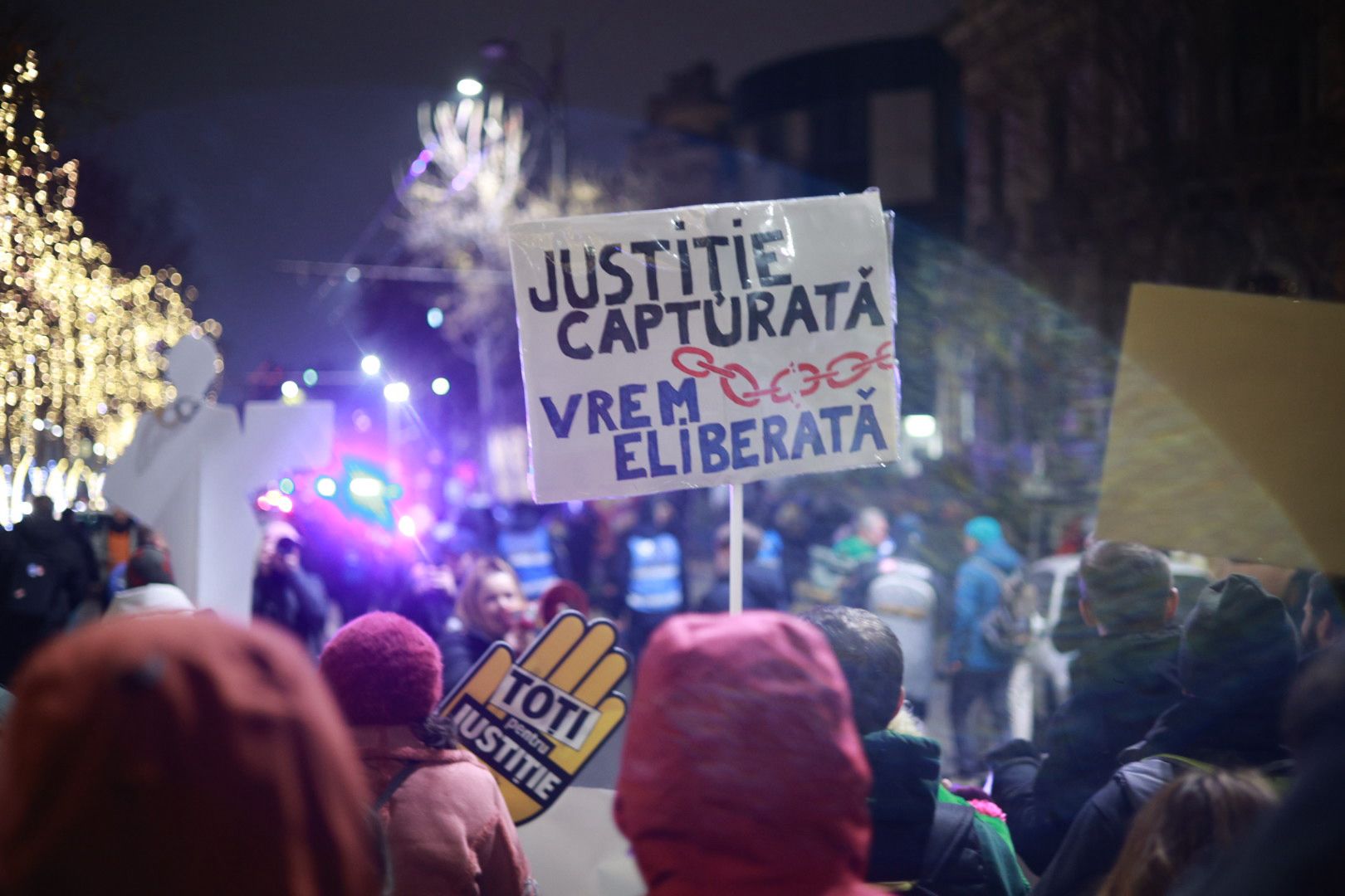 Marș pentru justiție în București: „Ați îngropat dosare / vă vrem la închisoare”/ Băsescu: MCV-ul ar putea fi reactivat