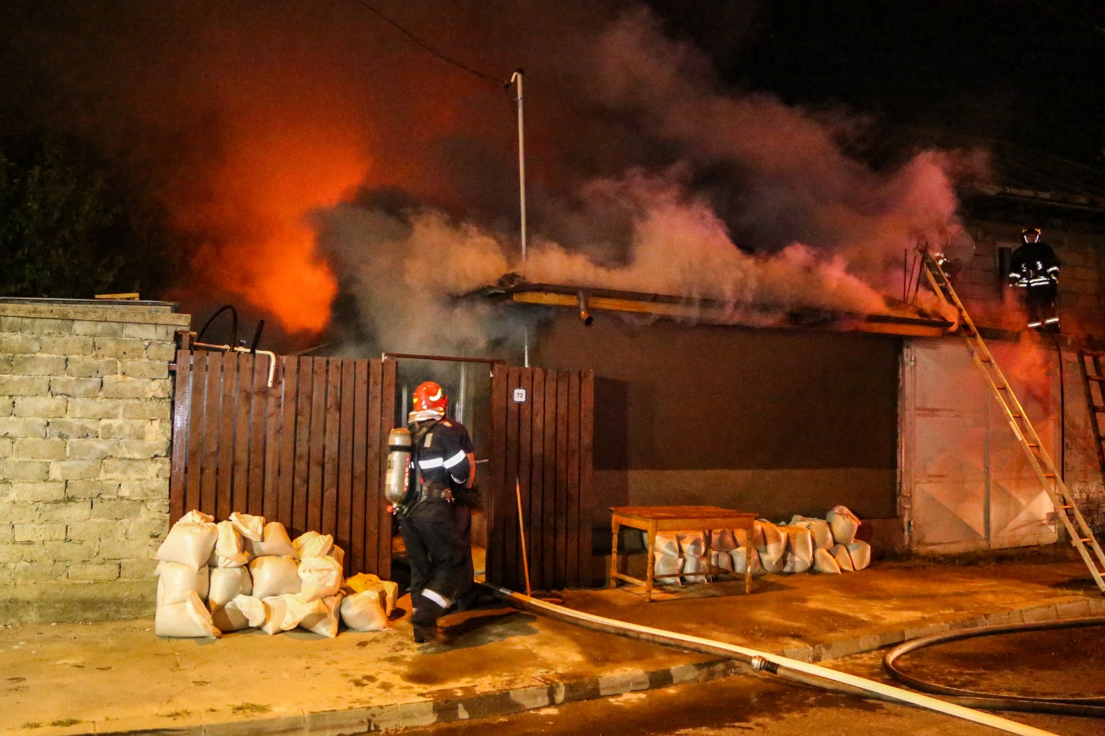 O persoană a fost găsită moartă după un incendiu izbucnit în sectorul 5 din București