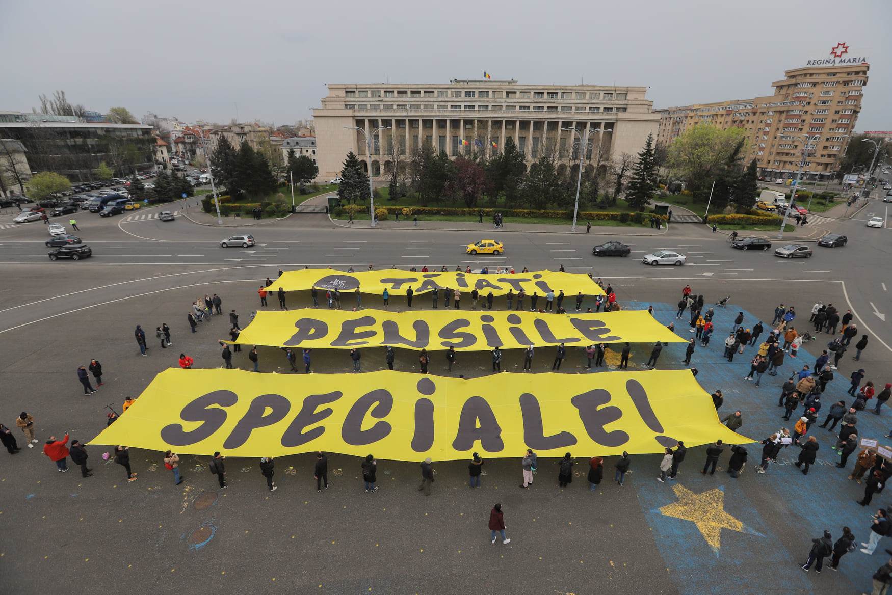 Protest în Piaţa Victoriei: „Tăiaţi pensiile speciale"