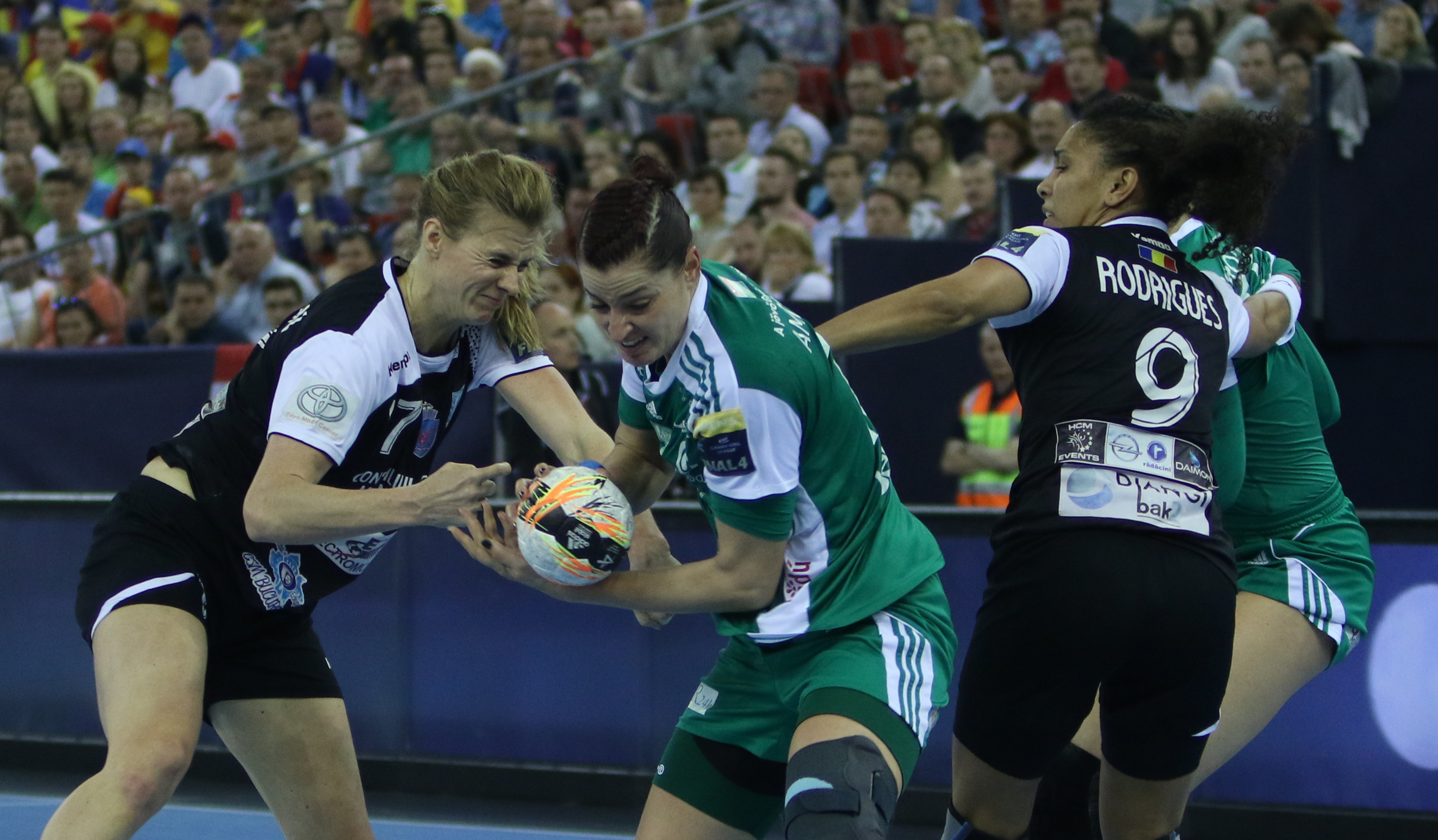 CSM Bucureşti este noua regină a Europei. Echipa noastră a câştigat, dramatic, la 7 metri, finala Ligii Campionilor la handbal feminin cu Gyor/ FOTO